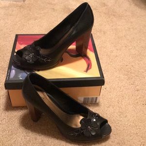 Beautiful floral detail heels!